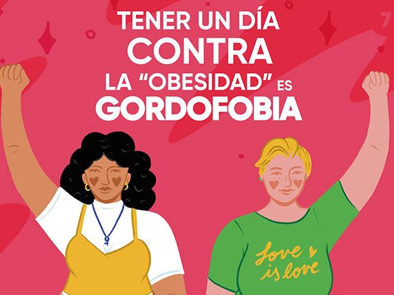 Dos mujeres gordas con el puño alzado ven hacia el frente con el texto Tener un día contra la "obesidad" es gordofobia. 